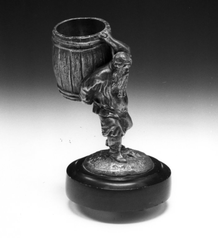 Figura d'uomo che trasporta un barile (statuetta) - manifattura italiana (u